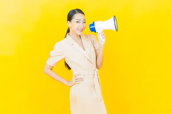 Porträtt Vacker Ung Asiatisk Kvinna Leende Med Megafon Färg Bakgrund — Stockfoto