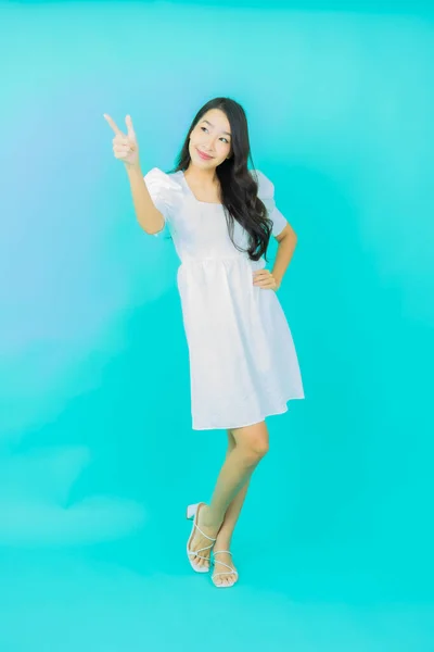 Portrait Belle Jeune Femme Asiatique Sourire Avec Action Sur Fond — Photo