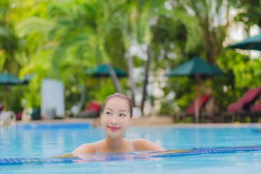 Güzel bir Asyalı kadın portresi. Rahatına bak. Rahatına bak.