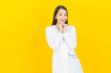 Portre güzel Asyalı kadın gülümsüyor. Renkli arka planda hareket var.