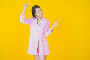 Portre güzel Asyalı kadın gülümsüyor. Renkli arka planda hareket var.