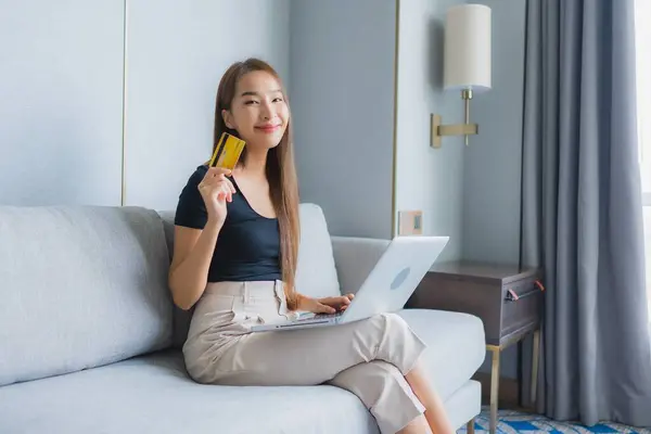 Güzel Bir Asyalı Kadın Oturma Odasındaki Kanepede Kredi Kartıyla Akıllı — Stok fotoğraf