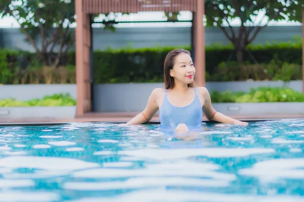 Retrato Hermosa Joven Asiática Mujer Relajarse Sonrisa Ocio Alrededor Aire —  Fotos de Stock