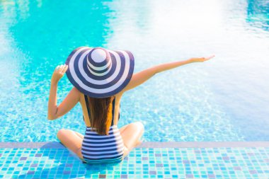 Güzel bir Asyalı kadın portresi. Rahatlayın. Tatilde tatil yaparken dinlenin.