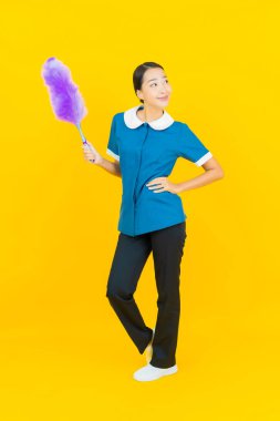 Güzel bir Asyalı kadın portresi ve sarı arka planda hareketli bir gülümseme.