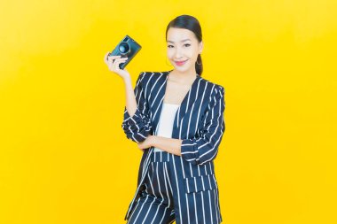 Güzel bir Asyalı kadın portresi. Arka planda kamera kullan.