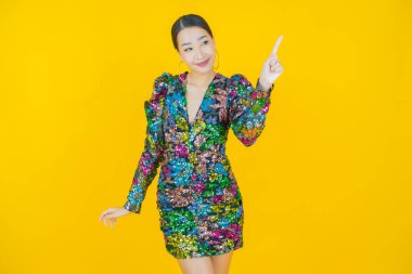 Portre güzel Asyalı kadın gülümsüyor. Renkli arka planda hareket var.