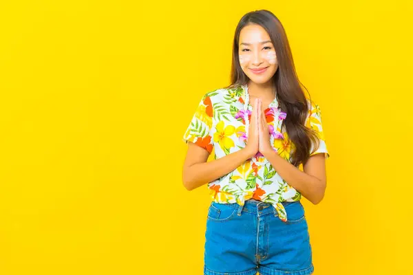 Retrato Bonito Jovem Asiático Mulher Desgaste Colorido Camisa Com Água — Fotografia de Stock