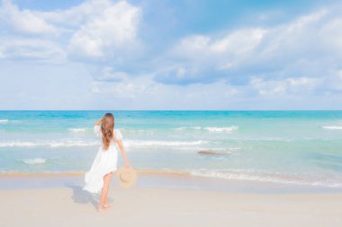 Güzel bir Asyalı kadının portresi. Rahatlayın. Gülümseyin.