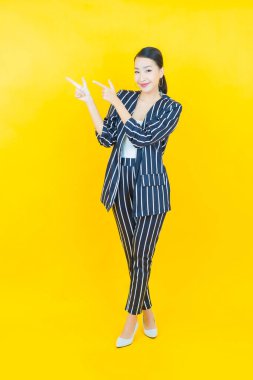 Portre güzel Asyalı kadın gülümsüyor. Renkli arka planda hareket var.