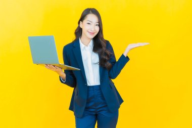 Asyalı güzel bir kadının portresi bilgisayarla izole edilmiş arka planda gülümsüyor.