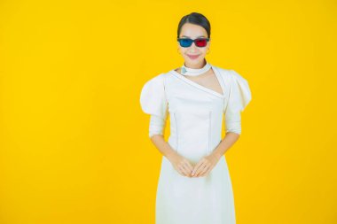 Güzel bir Asyalı kadın portresi. Arka planda 3 boyutlu gözlük takıyor.