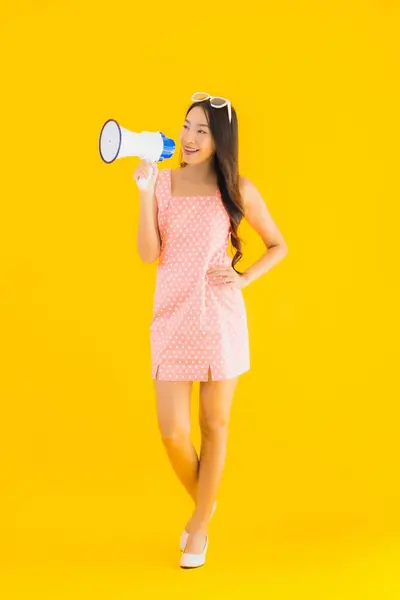 Retrato Hermosa Joven Asiática Mujer Hablar Alto Con Megáfono Amarillo — Foto de Stock