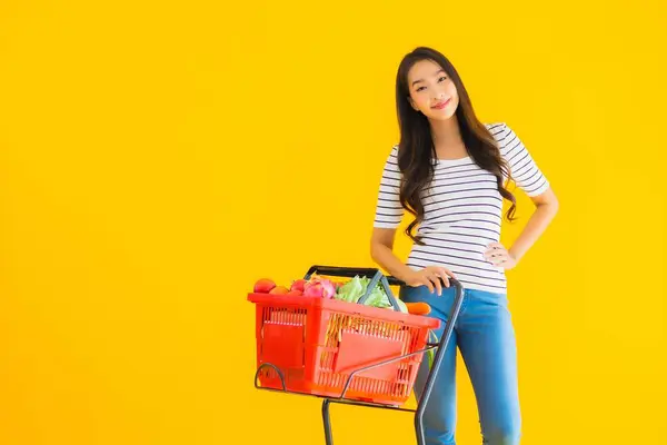Porträtt Vacker Ung Asiatisk Kvinna Shopping Livsmedel Från Snabbköp Och — Stockfoto