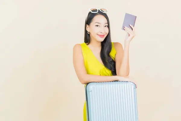 肖像美しい若いアジアの女性で荷物パスポート色の背景で旅行の準備ができて — ストック写真