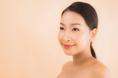 Güzellik kaplıcaları ve kozmetik makyaj anlayışı olan Asyalı güzel bir kadın portresi.