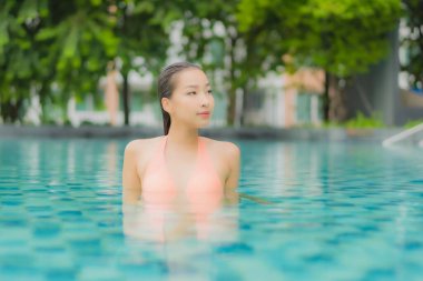 Güzel bir Asyalı kadın portresi. Rahatlayın. Rahatınıza bakın.