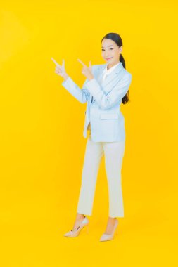 Portre güzel Asyalı kadın gülümsüyor. Renkli arka planda hareket var.