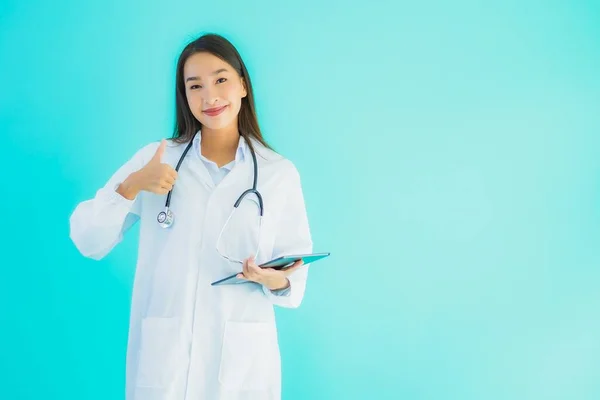 Steteskoplu Akıllı Tabletli Güzel Asyalı Doktor Kadının Portresi Mavi Arka — Stok fotoğraf