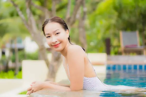 Retrato Hermosa Joven Mujer Asiática Sonrisa Relajarse Alrededor Piscina Aire — Foto de Stock