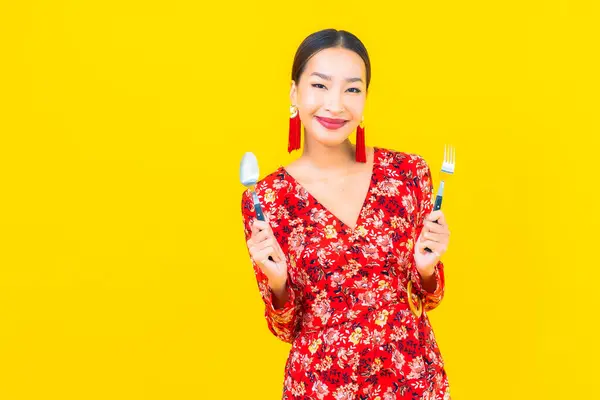 Retrato Hermosa Joven Asiática Mujer Con Cuchara Tenedor Sobre Fondo — Foto de Stock