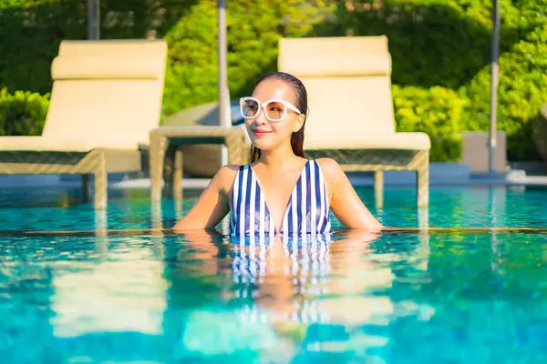 Retrato Hermosa Joven Asiática Mujer Relajarse Sonrisa Ocio Vacaciones Alrededor —  Fotos de Stock