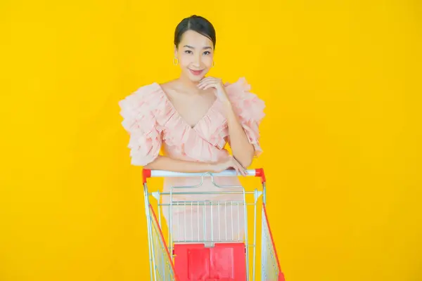 Portrét Krásná Mladá Asijská Žena Úsměv Nákupním Košíkem Supermarketu Barevném — Stock fotografie