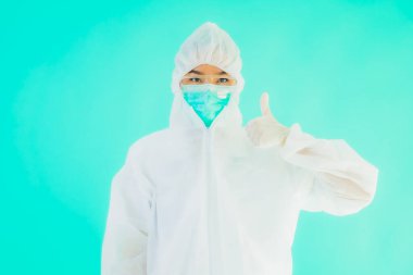 Güzel, genç Asyalı doktor kadın portre. Koronavirüsten ya da mavi arka planda kovid19 'dan korunmak için ppe ya da kişisel koruyucu ekipman takıyor.