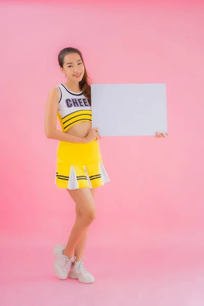 Retrato Hermosa Joven Asiática Mujer Show Blanco Vacío Cartel Para — Foto de Stock