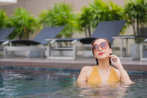 Retrato Bonito Jovem Asiático Mulher Relaxar Lazer Torno Piscina Hotel — Fotografia de Stock