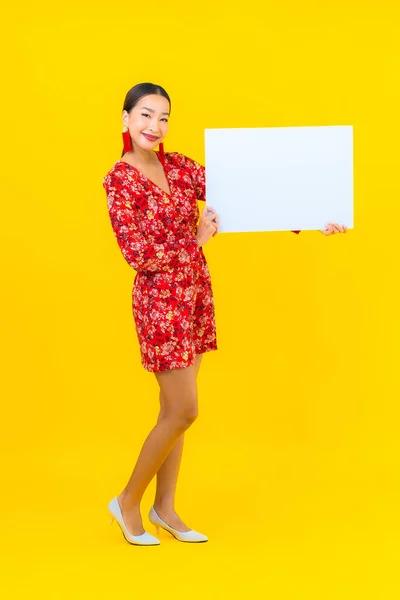 Retrato Bonito Jovem Asiático Mulher Mostrar Vazio Branco Outdoor Amarelo — Fotografia de Stock