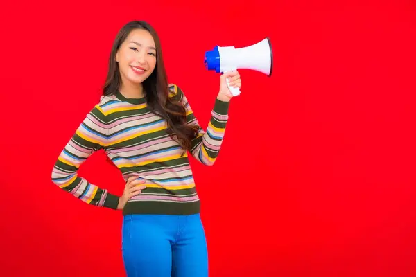Kırmızı Arka Planda Iletişim Kurmak Için Megafonlu Güzel Asyalı Kadın — Stok fotoğraf