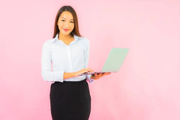 Portret Mooie Jonge Aziatische Vrouw Met Computer Laptop Roze Kleur — Stockfoto