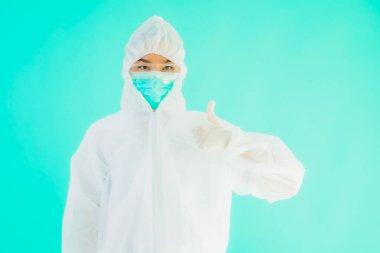 Güzel, genç Asyalı doktor kadın portre. Koronavirüsten ya da mavi arka planda kovid19 'dan korunmak için ppe ya da kişisel koruyucu ekipman takıyor.