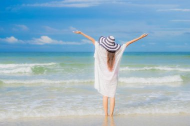 Güzel bir Asyalı kadının portresi. Plaj okyanusunda rahatla. Tatil gezisinde gülümse.
