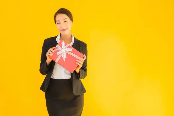 Retrato Bonito Jovem Asiático Mulher Mostrar Vermelho Dom Caixa Com — Fotografia de Stock