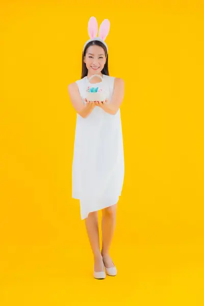 Portret Mooie Jonge Aziatische Vrouw Met Paaseieren Geel Geïsoleerde Achtergrond — Stockfoto