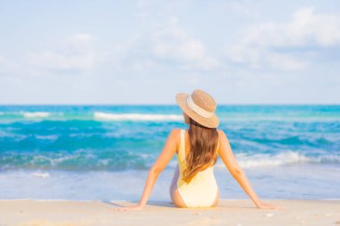 Güzel bir Asyalı kadının portresi. Rahatlayın. Plaj okyanusunda tatil yaparken gülümseyin.