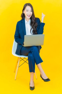 Asyalı güzel bir kadının portresi bilgisayarla izole edilmiş arka planda gülümsüyor.