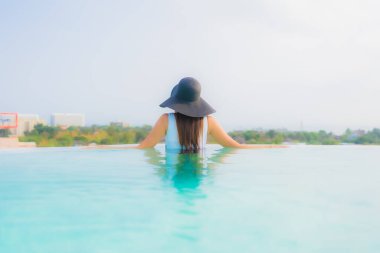 Güzel bir Asyalı kadın portresi. Mutlu bir gülümseme. Otelde yüzme havuzunda rahatla.