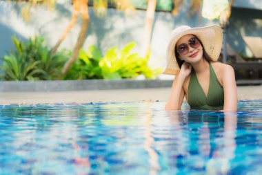 Güzel bir Asyalı kadın portresi. Tatilde dinlenmek için otel havuzunda dinleniyor.