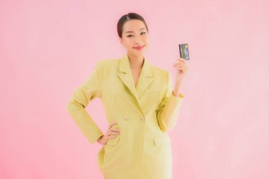 Renkli kredi kartıyla güzel Asyalı iş kadını portresi