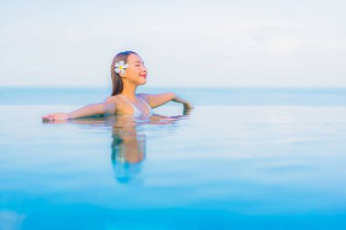 Güzel bir Asyalı kadın portresi. Rahat ol. Yüzme havuzu etrafında gülümse.