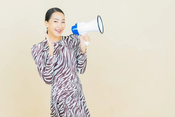 Güzel Bir Asyalı Kadının Portresi Arka Planda Megafonla Gülümsüyor — Stok fotoğraf