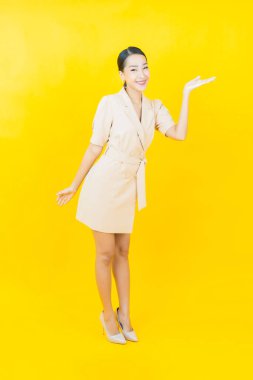 Portre güzel Asyalı kadın gülümsüyor. Renkli arka planda hareket var.