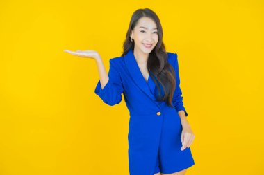 Portre güzel Asyalı kadın gülümsüyor. Renkli arka planda hareket var.