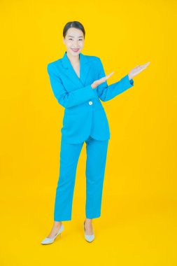 Portre güzel Asyalı kadın gülümsüyor. Renkli arka planda hareket var.