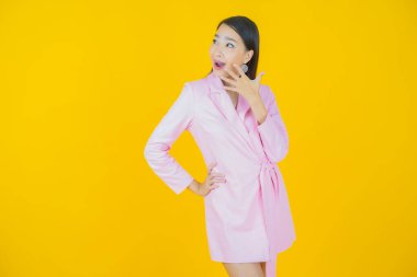 Portre güzel Asyalı kadın gülümsüyor. Renkli arka planda hareket var.