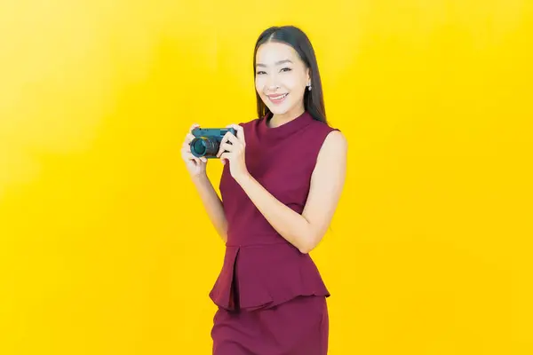 Portret Piękny Młody Azji Kobieta Używać Aparat Fotograficzny Kolorowe Tło — Zdjęcie stockowe