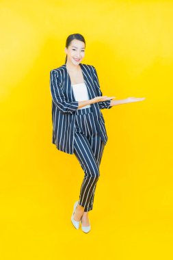 Portre güzel Asyalı kadın gülümsüyor. Renkli arka planda hareket var.